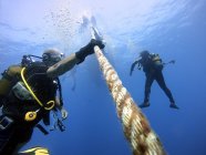 Divers hold onto the boat rope to wait for the surface. Antalya Turkey — Stock Photo