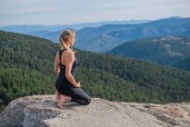 Meditación yoga posturas en la naturaleza paz interior - foto de stock