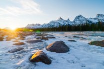 Bela paisagem com montanhas cobertas de neve e rio — Fotografia de Stock