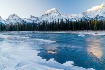 Bela paisagem com montanhas cobertas de neve e rio — Fotografia de Stock