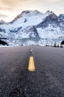 Estrada de asfalto em belas montanhas no fundo da natureza — Fotografia de Stock