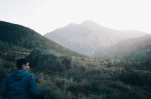 Young man sitting on the mountain. in Mendoza Argentina — Stock Photo