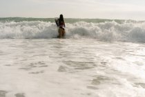 Junge Frau mit Body Board am Strand in Neuengland — Stockfoto