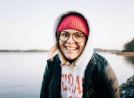 Retrato de uma mulher sueca depois de água fria nadando no mar — Fotografia de Stock