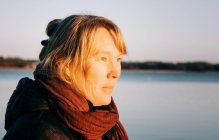 Close up retrato de uma senhora sueca olhando para o mar ao pôr do sol — Fotografia de Stock