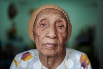 Retrato de una anciana malaya - foto de stock