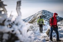 Zwei Winterwanderer auf zugefrorenem Weg in den Bergen von New Hampshire — Stockfoto