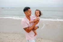 Jovem asiático fathe com bebê se divertindo na praia — Fotografia de Stock
