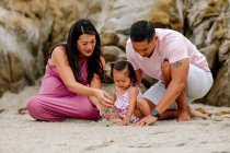Jovem asiático família ter diversão no o praia — Fotografia de Stock