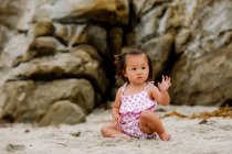 Bonito asiático bebê menina ter diversão no o praia — Fotografia de Stock