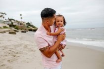 Jovem asiático fathe com bebê se divertindo na praia — Fotografia de Stock