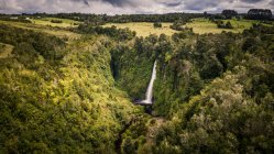 Luftaufnahme eines Wasserfalls in den Bergen auf Naturhintergrund — Stockfoto