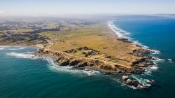 Вид с воздуха на побережье и океан на фоне природы — стоковое фото