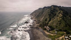 Schöner Blick auf die Meeresküste vor Naturkulisse — Stockfoto