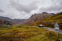 Черный кабриолет проезжает через горный перевал — стоковое фото