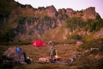 Ma camping en el concepto de las montañas - foto de stock