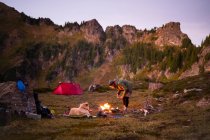 Ma camping en el concepto de las montañas - foto de stock
