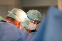 Крупним планом знімок групи хірургів в операційній кімнаті — стокове фото