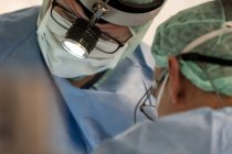 Nahaufnahme einer Gruppe von Chirurgen, die im Krankenhaus operiert — Stockfoto