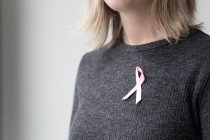 Mulher com câncer de mama fita consciência, conceito de cuidados de saúde — Fotografia de Stock