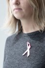 Donna con nastro di consapevolezza del cancro al seno, concetto di assistenza sanitaria — Foto stock