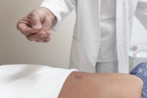 Tiro recortado do homem que executa a acupuntura para paciente fêmea — Fotografia de Stock