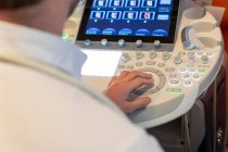 Nahaufnahme des Arztes, der Bauch einer Schwangeren mit Ultraschall untersucht — Stockfoto