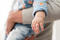 Tiro cortado de mão de bebê adorável pouco — Fotografia de Stock
