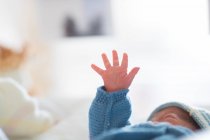 Plan recadré de la main d'adorable petit bébé — Photo de stock