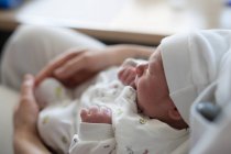 Abgeschnittene Hand eines entzückenden kleinen Babys — Stockfoto