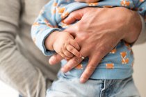 Abgeschnittene Hand eines entzückenden kleinen Babys — Stockfoto