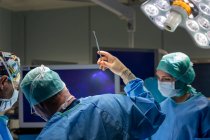 Gros plan du groupe de chirurgiens opérant à l'hôpital — Photo de stock