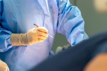 Cropped shot of surgeon holding scalpel in operating room — Stock Photo