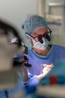 Група хірургів в операційній кімнаті на роботі — стокове фото