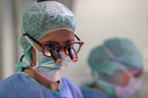 Крупный план хирурга в операционной на работе — стоковое фото