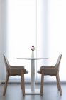 Сучасний інтер'єр зі столом і стільцями на фоні — стокове фото