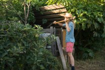 Жінка вкладає харчові скраби в компост — стокове фото