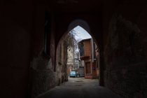 Vecchia casa in città, vista in arco tunnel — Foto stock