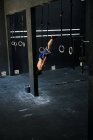 Shirtlos fitter junger Mann trainiert mit hängenden Ringen — Stockfoto