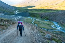 Femme randonnée dans les montagnes — Photo de stock