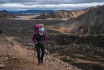 Mujer senderismo en las montañas - foto de stock