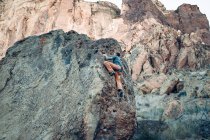 Escalador sobe a rocha nas montanhas — Fotografia de Stock