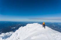 Un homme grimpe au sommet du Mt. Capot en Oregon. — Photo de stock