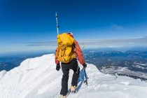 A man climbs to the summit of Mt. Hood in Oregon. — Stock Photo