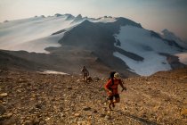 Os escaladores sobem uma trilha a caminho do Glacier Peak no Glacier Peak Wilderness em Washington. — Fotografia de Stock