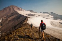 Bergsteiger erklimmen einen Trail auf dem Weg zum Glacier Peak in der Glacier Peak Wilderness in Washington. (veröffentlicht: Sam Thompson und Brock Gavery) — Stockfoto