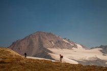 Os escaladores sobem uma trilha a caminho do Glacier Peak no Glacier Peak Wilderness em Washington. — Fotografia de Stock