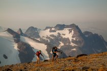 Los escaladores ascienden a un sendero en ruta hacia Glacier Peak en el Glacier Peak Wilderness en Washington. - foto de stock