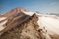 Альпіністи піднімаються по стежці на шляху до льодовика Пік у гірській пустелі Пік у Вашингтоні. (видано: Sam Thompson and Brock Gavery) — стокове фото