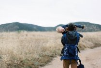 Young Father and baby hiking in Southern California in the mountains — Stock Photo